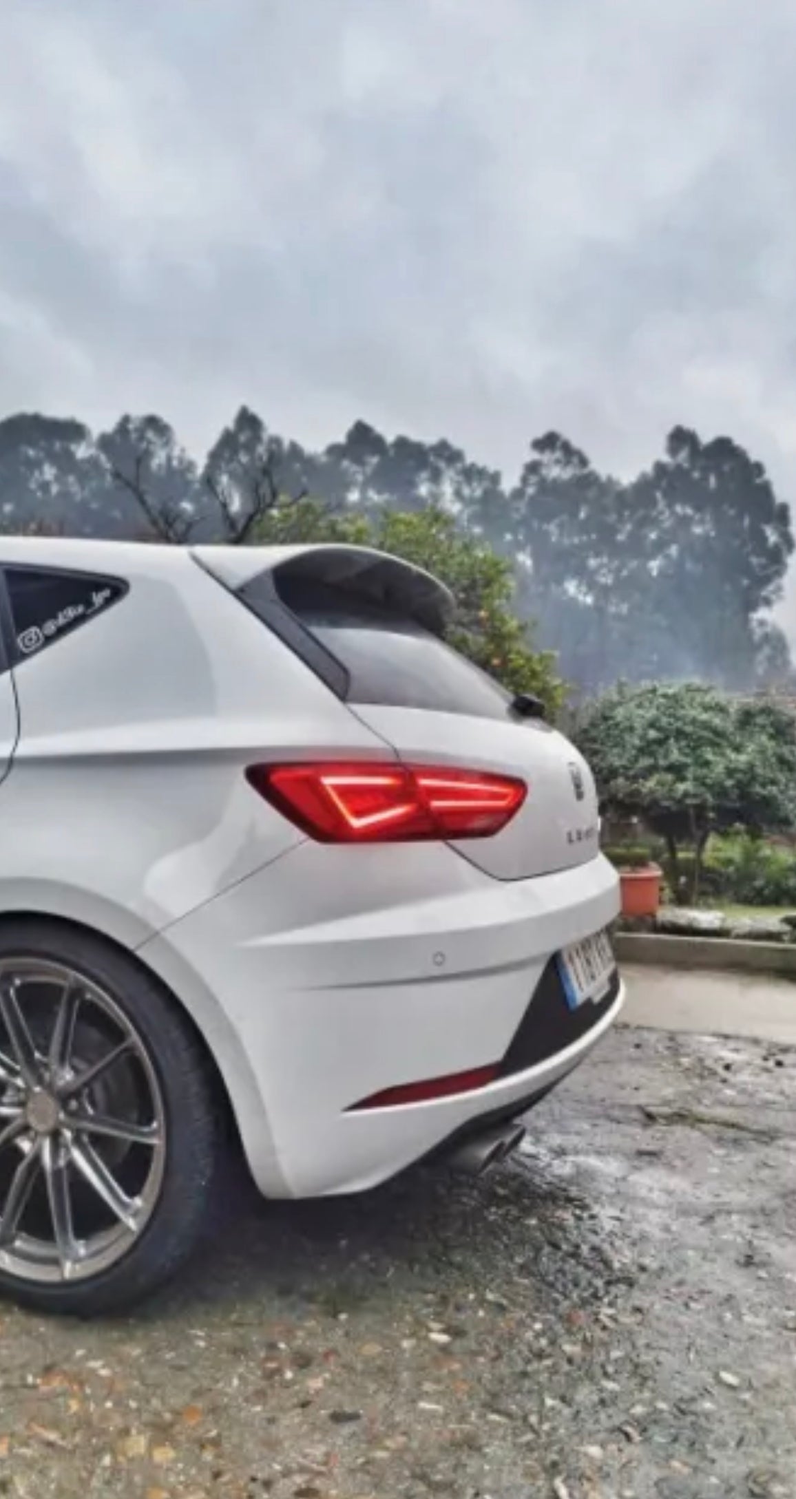 Gloss black spoiler legs mk3 leon